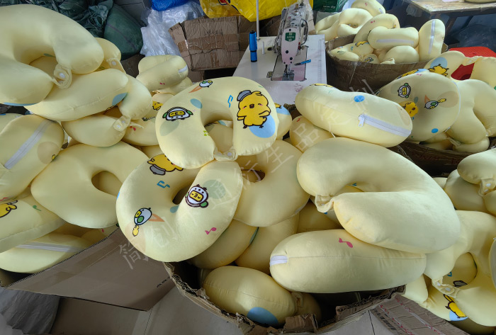 生產中的U型頸枕